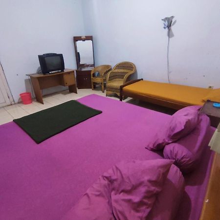 Oyo 90865 Hotel Kusuma Purwakarta Karawang Exterior photo