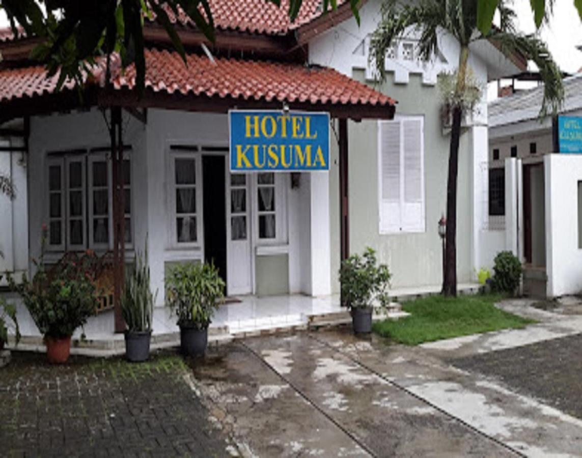 Oyo 90865 Hotel Kusuma Purwakarta Karawang Exterior photo