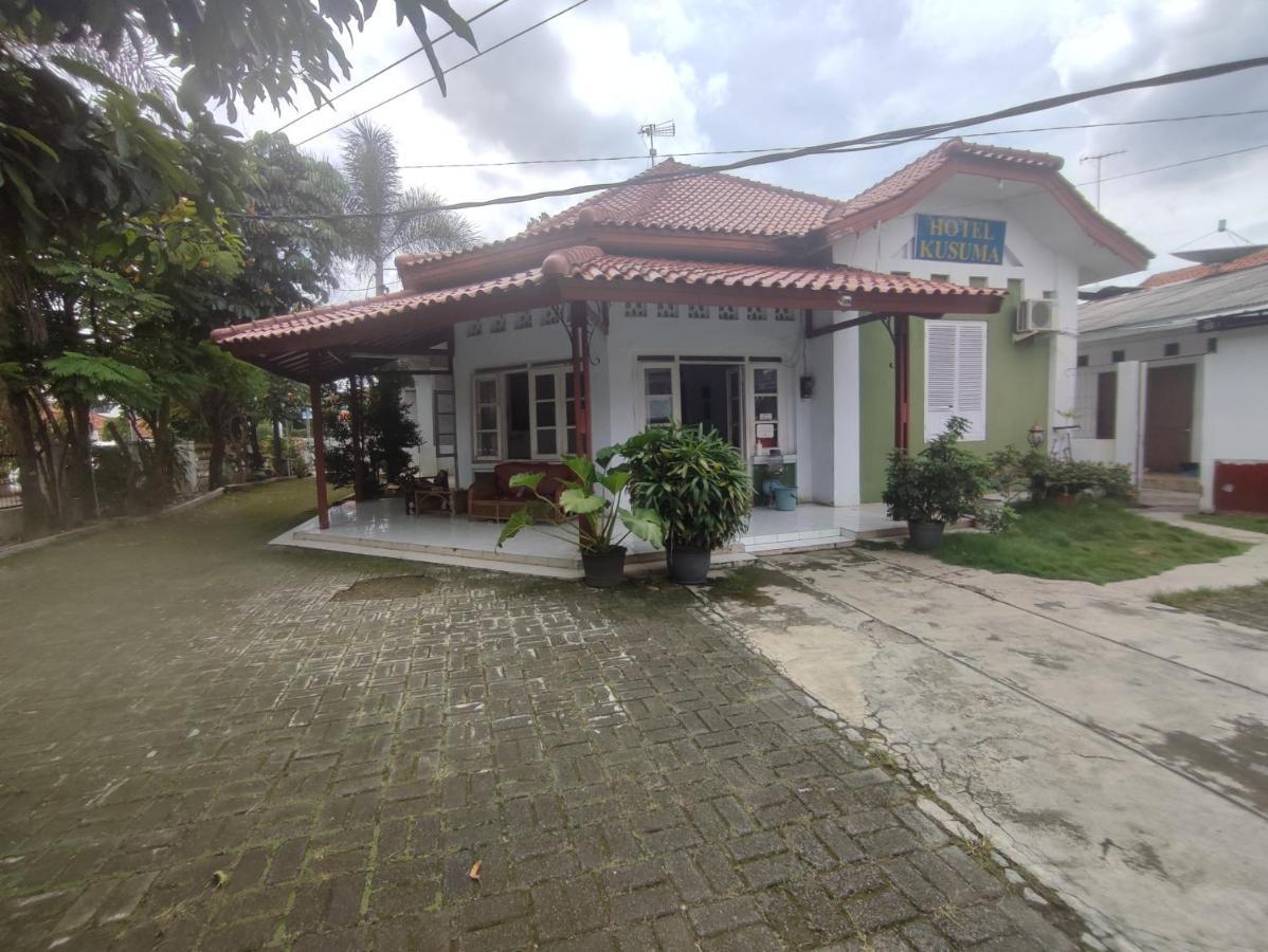 Oyo 90865 Hotel Kusuma Purwakarta Karawang Exterior photo