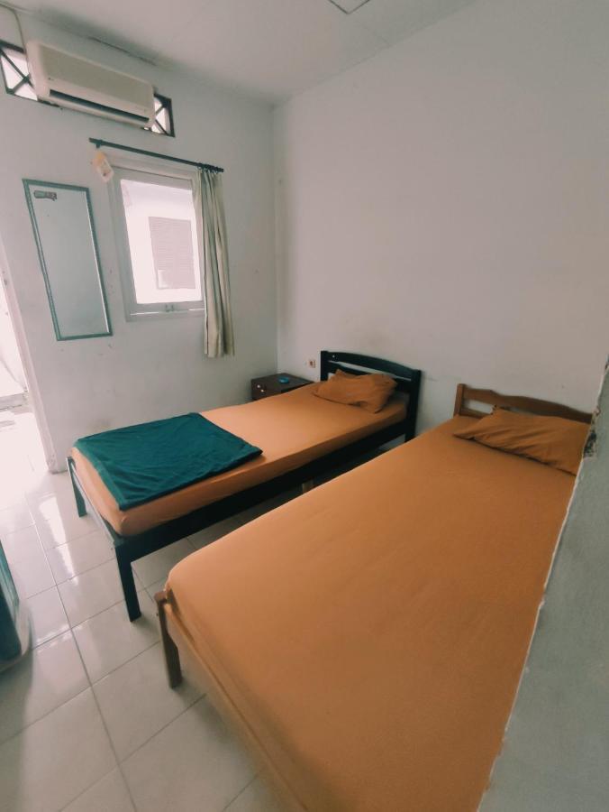 Oyo 90865 Hotel Kusuma Purwakarta Karawang Exterior photo