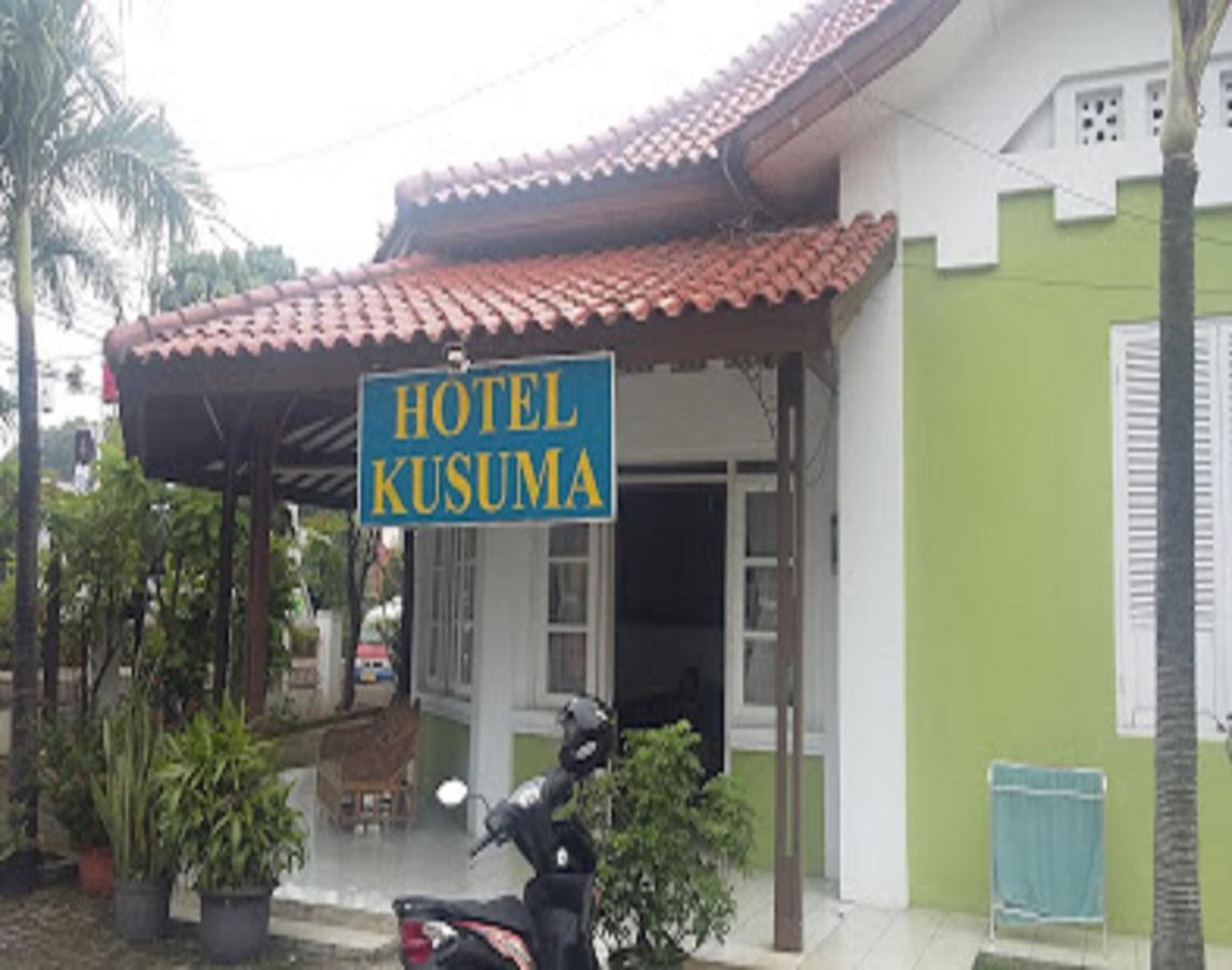 Oyo 90865 Hotel Kusuma Purwakarta Karawang Exterior photo