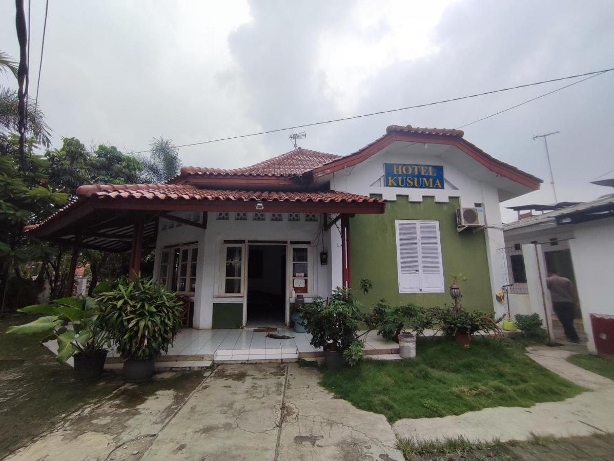 Oyo 90865 Hotel Kusuma Purwakarta Karawang Exterior photo