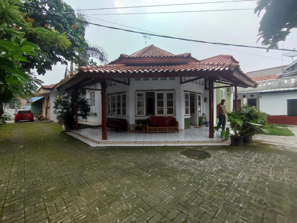 Oyo 90865 Hotel Kusuma Purwakarta Karawang Exterior photo