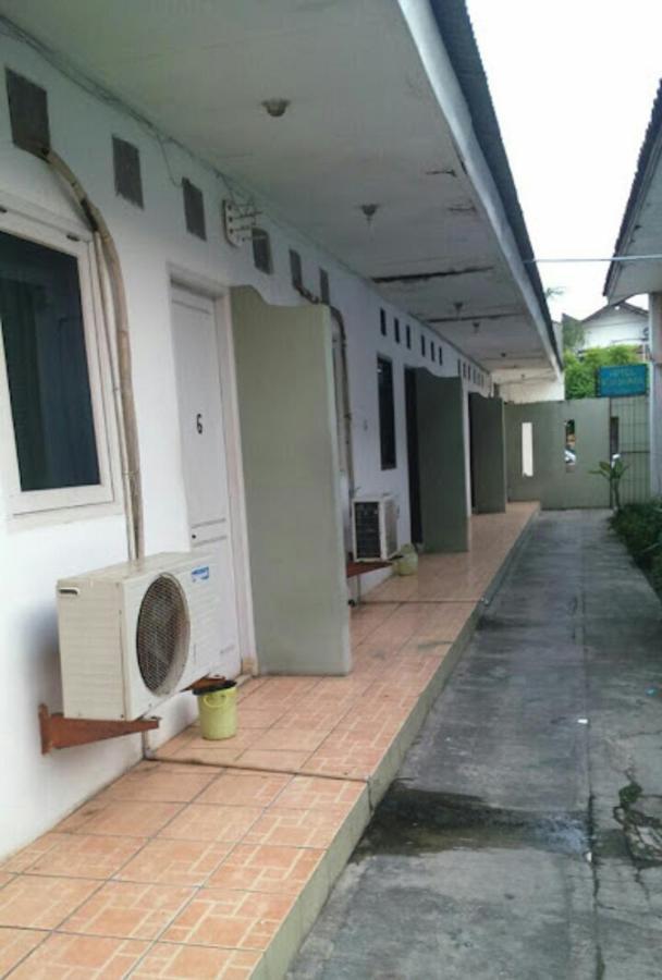 Oyo 90865 Hotel Kusuma Purwakarta Karawang Exterior photo