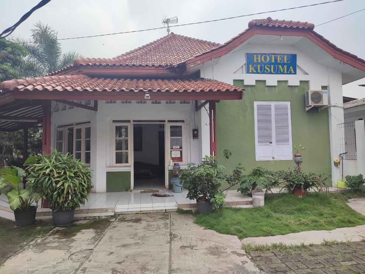 Oyo 90865 Hotel Kusuma Purwakarta Karawang Exterior photo
