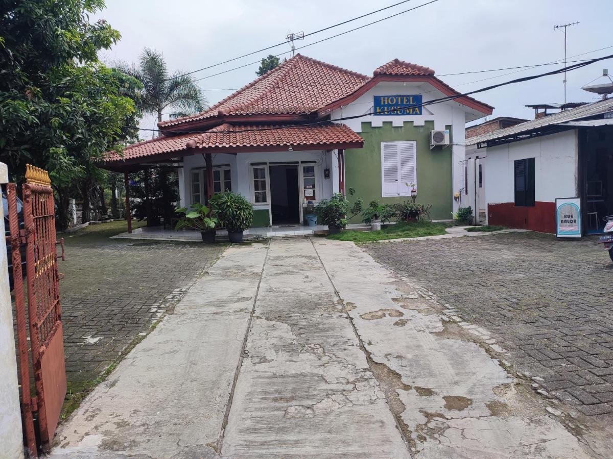 Oyo 90865 Hotel Kusuma Purwakarta Karawang Exterior photo