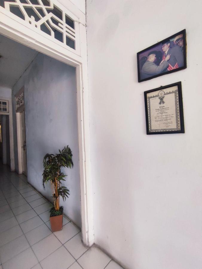 Oyo 90865 Hotel Kusuma Purwakarta Karawang Exterior photo