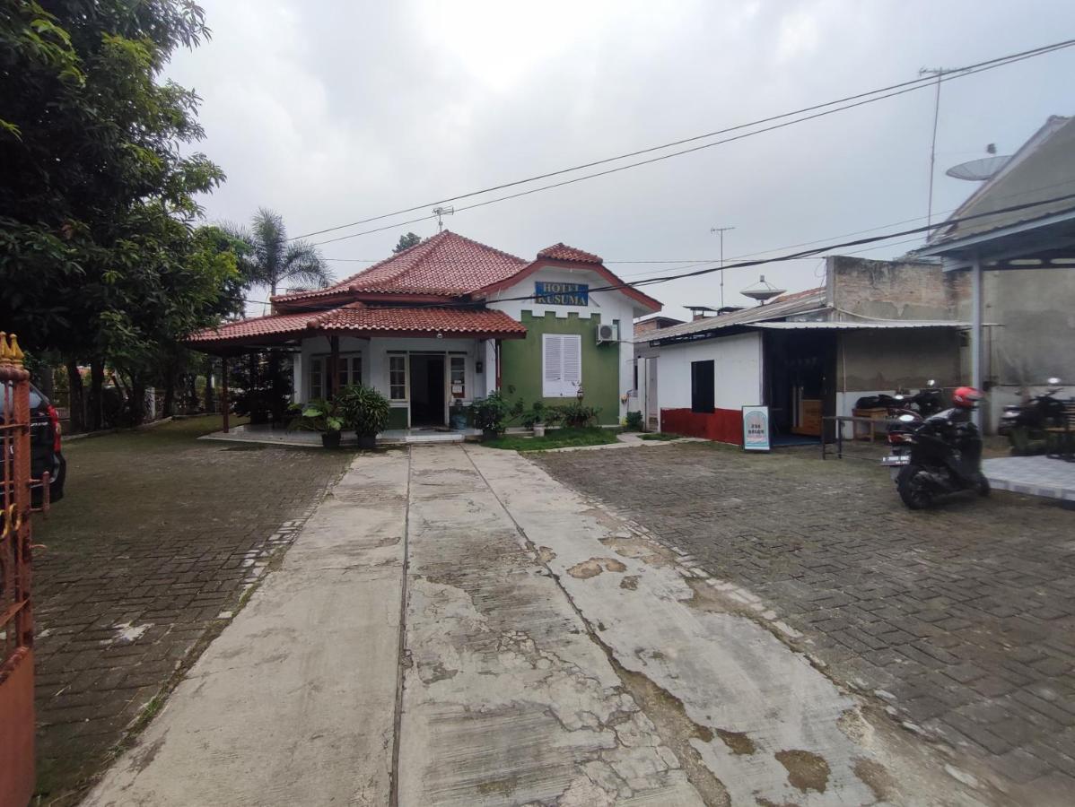 Oyo 90865 Hotel Kusuma Purwakarta Karawang Exterior photo