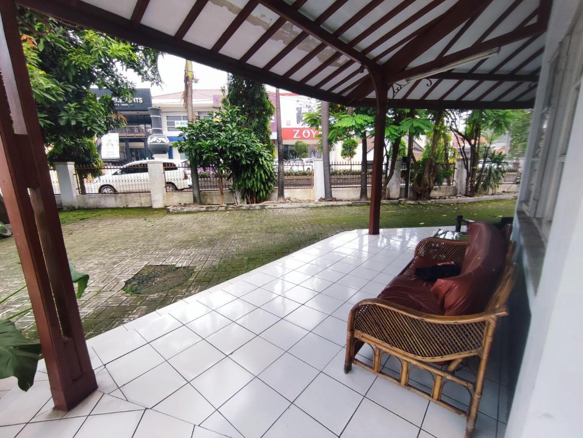 Oyo 90865 Hotel Kusuma Purwakarta Karawang Exterior photo