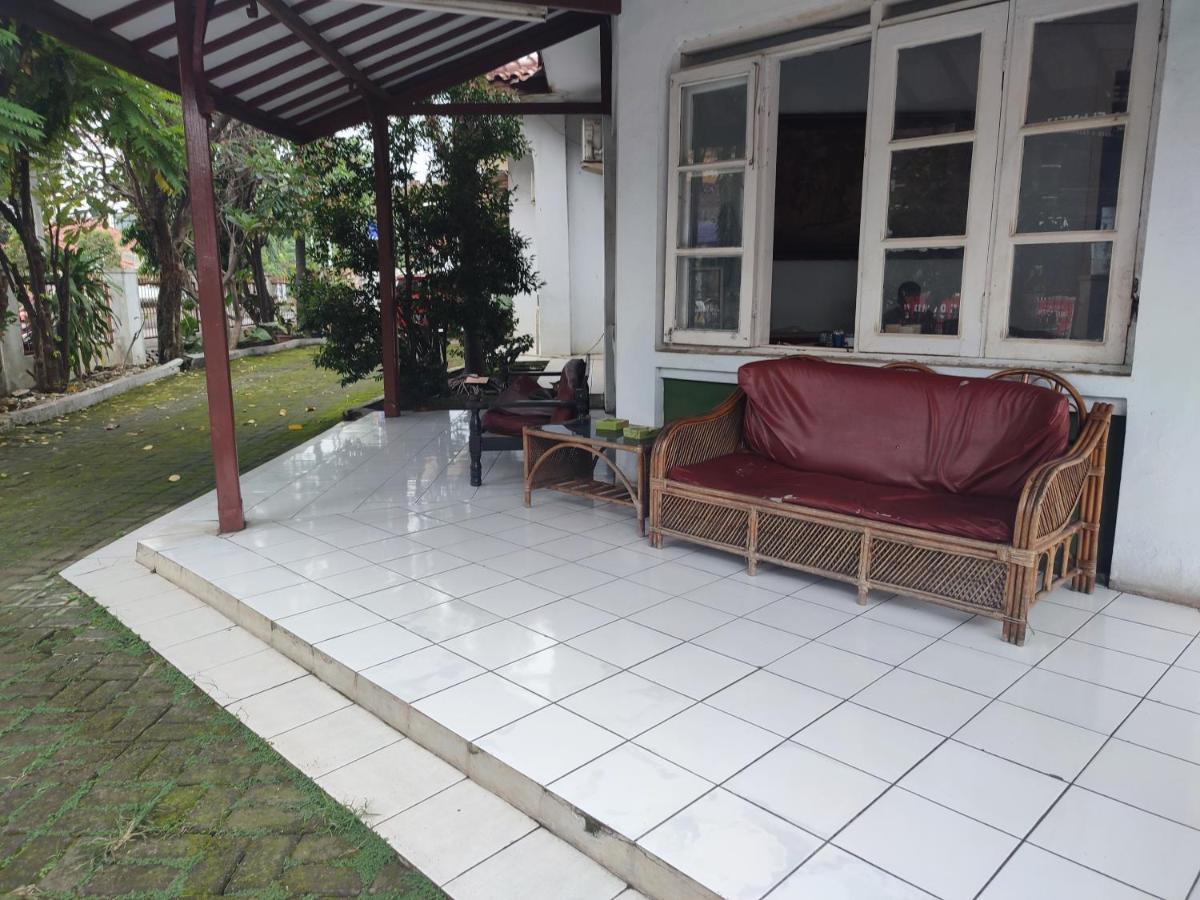 Oyo 90865 Hotel Kusuma Purwakarta Karawang Exterior photo