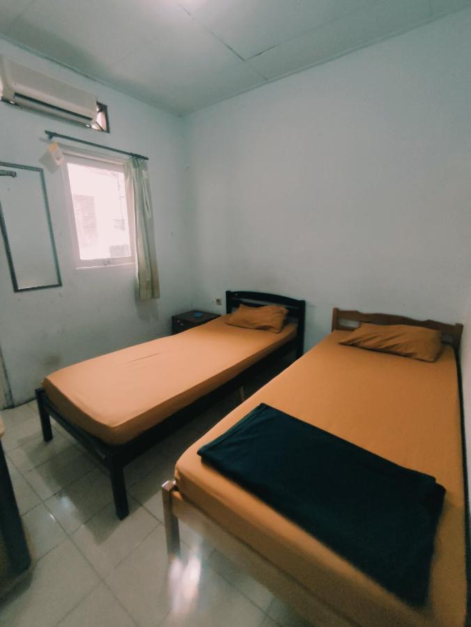 Oyo 90865 Hotel Kusuma Purwakarta Karawang Exterior photo