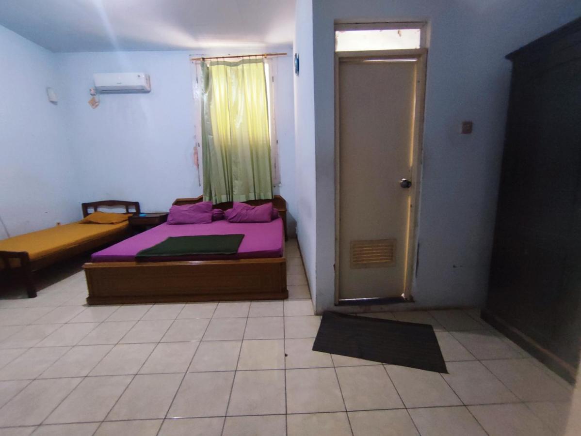 Oyo 90865 Hotel Kusuma Purwakarta Karawang Exterior photo